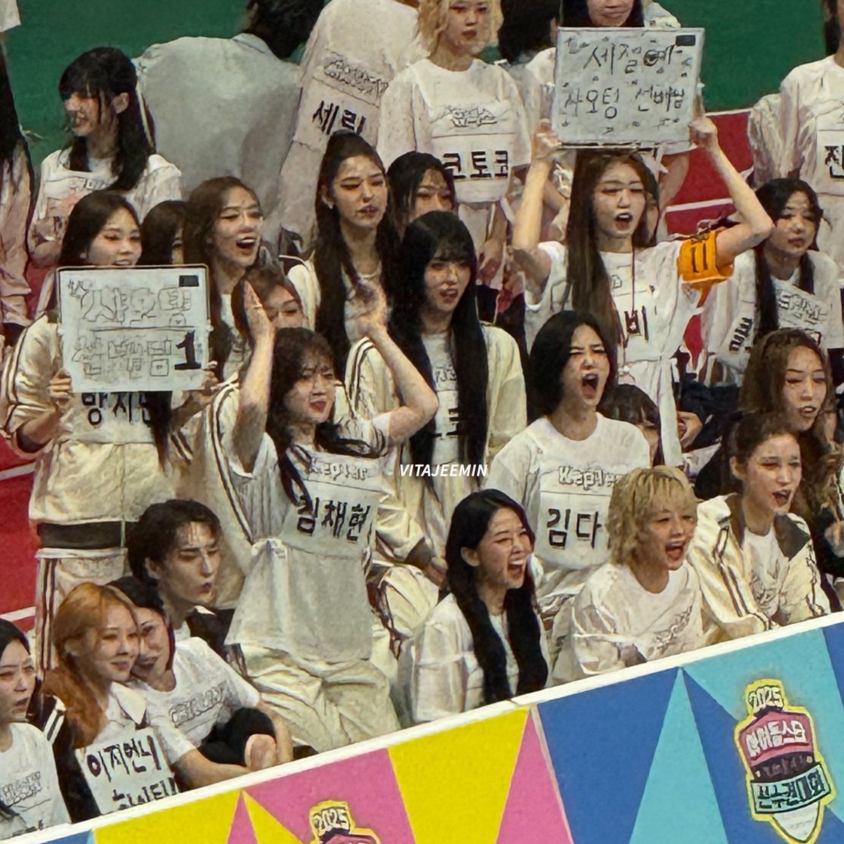 izna cheering for xiaoting together with kep1er omg WAKEONE FAMILY 😭😭😭