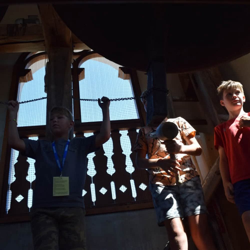 Začetki oratorija kot vzgojne metode bodo stari skoraj pol tisočletja (Filip Neri v Rimu, Karel Boromejski v Milanu). Kot izdelan sistem pa  bo oratorij  naslednje leto praznoval 180 let (1846, Don Bosko v Torinu).
Foto: Frankolovo te dni, oratorijska delavnica v zvoniku.