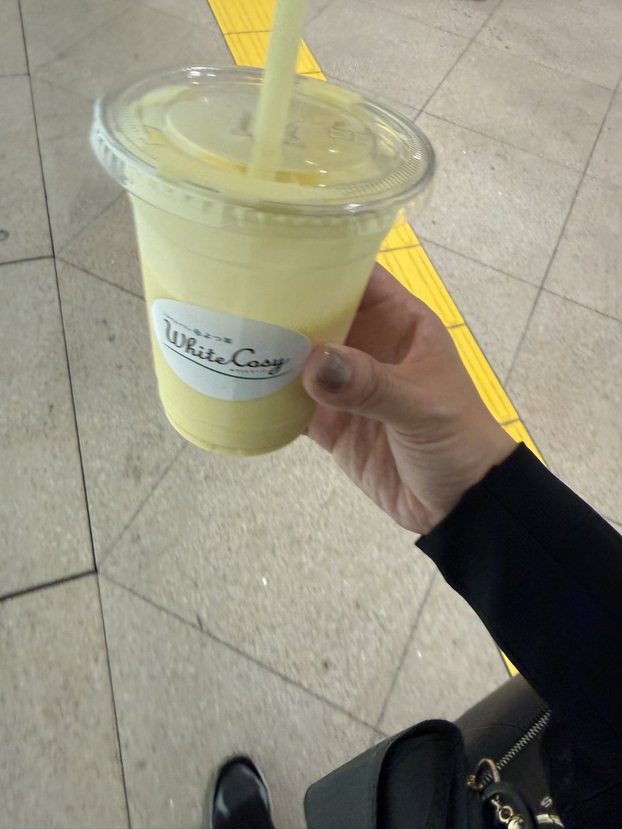 okuchan_chi's tweet photo. 仕事終わりにちょっと寄り道。
お腹ぺこぺこで初めて飲んだマンゴーラッシーが、想像以上に美味しくてびっくり💛
バタバタの毎日に、こういう小さなご褒美があるから頑張れる。
「リピ確定」ってこういうこと！🍹✨

#働くママの寄り道 #今日のご褒美 #マンゴーラッシー #お疲れ様ドリンク https://t.co/j5YOHsq1kQ