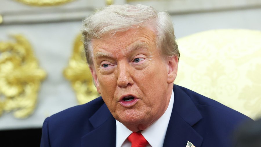 🇺🇸 | El Presidente Donald Trump amenazó con revocar las licencias de transmisión de las cadenas ABC y NBC, a las que acusa de parcialidad y desinformación.