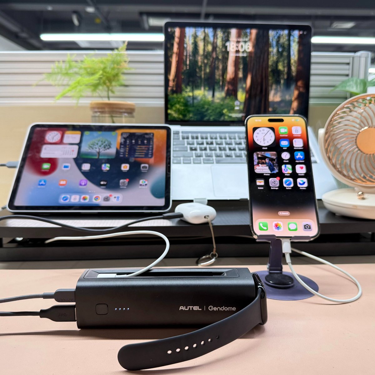 AutelEnergyShop's tweet image. One Power Bank to charge them all. ⚡🍏#Appledevices #PowerBank #TechEssentials