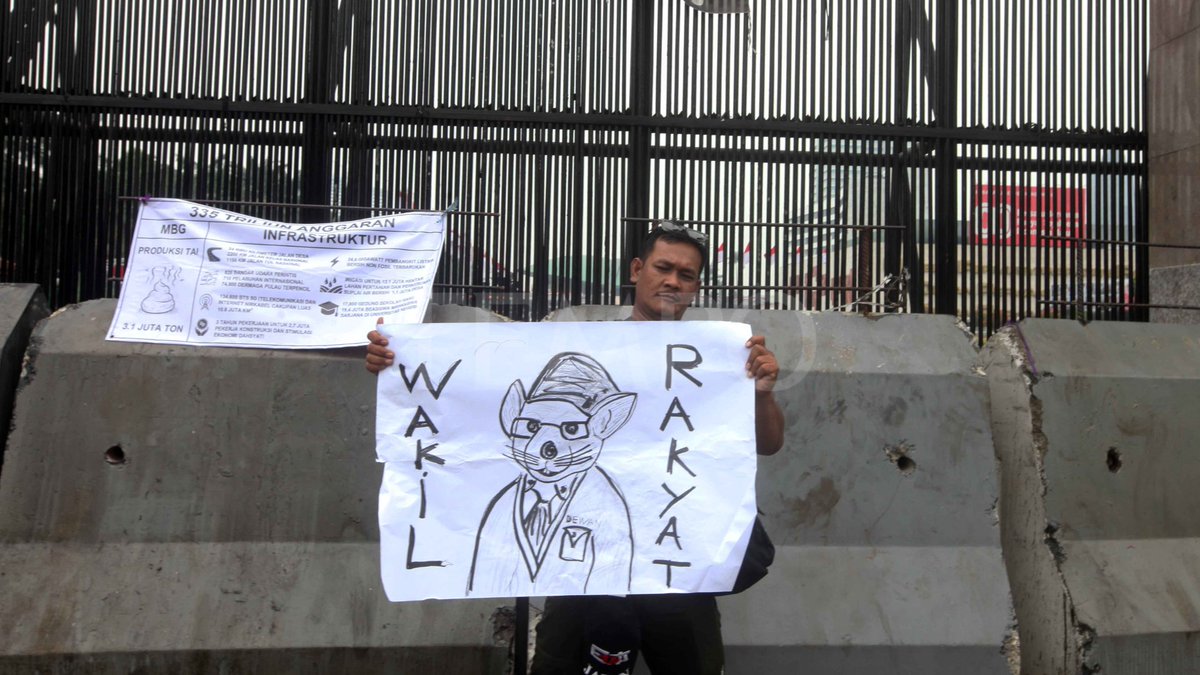 Peserta aksi "Tolak Kenaikan Gaji DPR RI" bentrok dengan aparat kepolisian di Depan Gedung DPR RI.