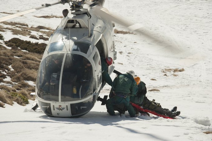 guardiacivil's tweet photo. 🆘 Nos comprometemos a mantener e impulsar una parte importante del servicio hacía el auxilio, el rescate y el socorro mediante la realización anual de un mínimo de 170.000 servicios humanitarios. 

#TrabajamosParaProtegerte #Benemérita
 #RescatesGC #VeranoSeguroGC https://t.co/Mdm51tf6DM