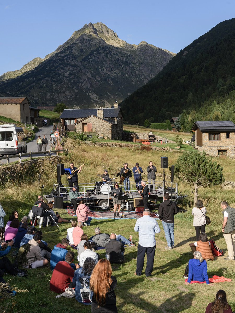 🎶🌄La Vall d'Incles va tornar a vibrar dissabte amb la 10a edició de l'Esquella Music Festival, una jornada que va combinar natura i música amb un èxit de públic rotund. Més de 800 persones van seguir el concert de Blaumut, Iaraké i Guillem Pérez Trio.