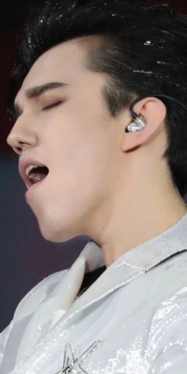 <a href="/Helendear007/">Елена</a> Димаш способен брать любые ноты, его диапазон и техника позволяют ему проникать в сердца слушателей и удивлять даже тех, кто привык к выступлениям мировых оперных звезд.
DIMASH CONCERT NEW YORK 
#StrangerTourAmerica