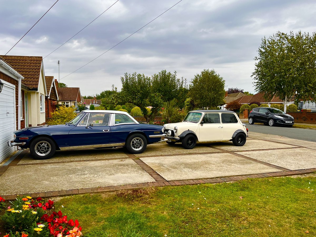 stevepullen2's tweet image. #whichone do you take for a blast around the Lincolnshire roads ?? #Mini #Triumph