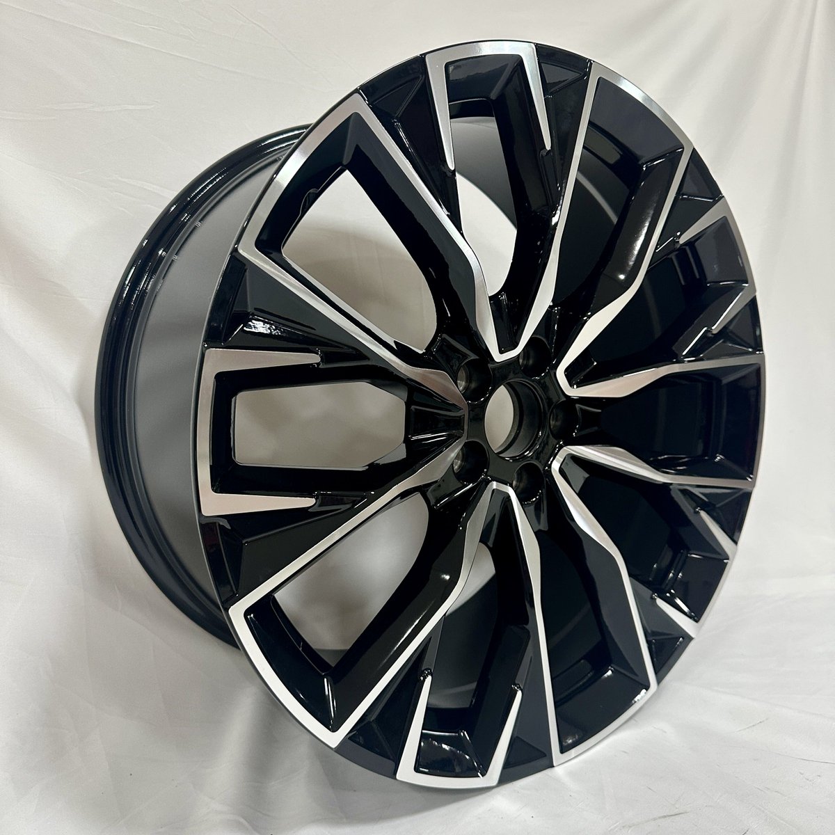 CathyLiangwheel's tweet image. Flow forming wheel in stock,welcome to inquiry📷
ITEM：XXX054
SIZE:20X9.0
ET:43.5
PCD:5X108
CB:63.25
COLOR:MB
#flowformingwheel #wheelfactory #20inch
