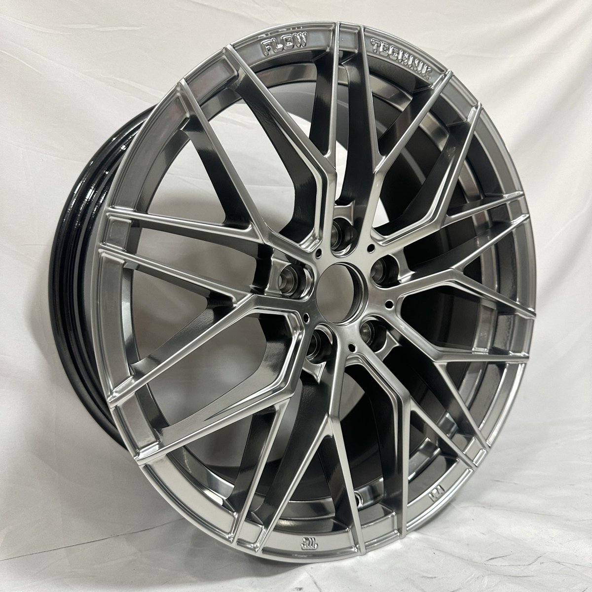 CathyLiangwheel's tweet image. Flow forming wheel in stock,welcome to inquiry
ITEM：XXX048
SIZE:20X9.0
ET:35
PCD:5X120,5X112
CB:66.45,72.56
COLOR:HB
#flowformingwheel #wheelfactory #20inch