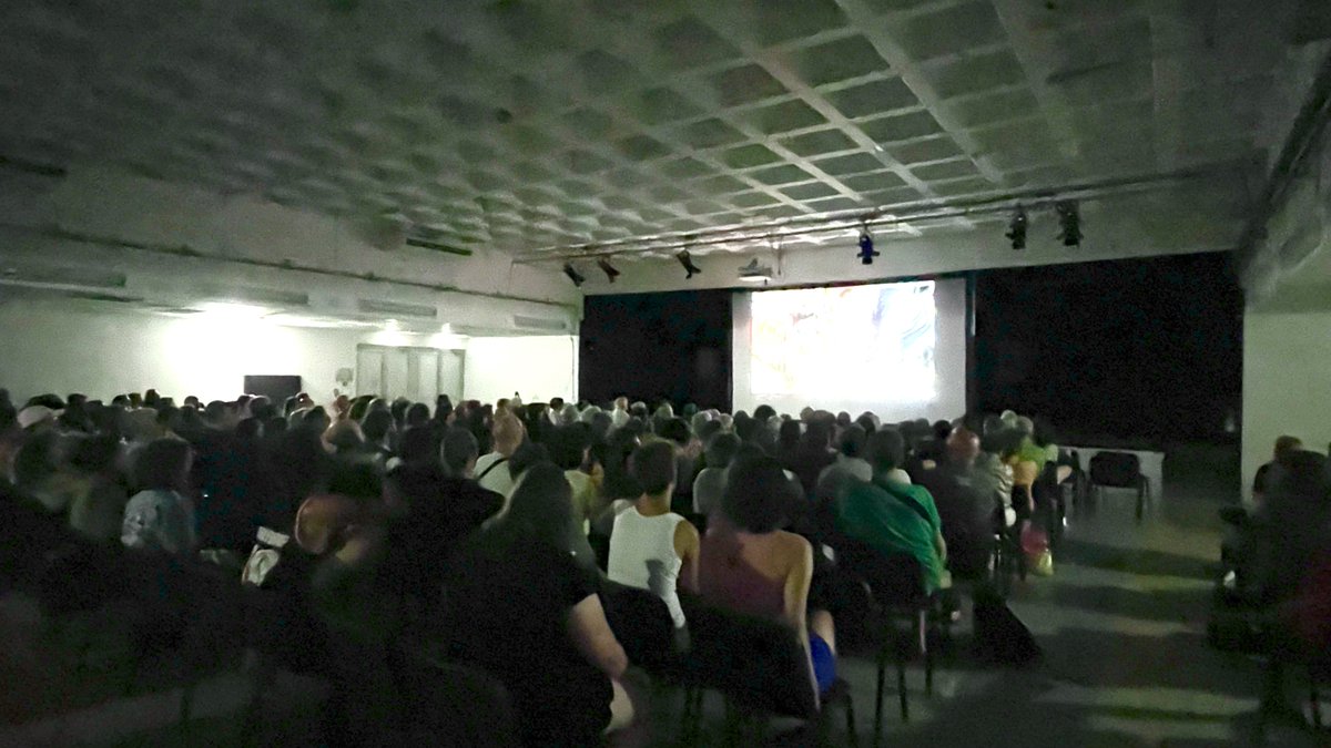 📸Retour en images sur la première journée de notre 17è université d'été !
Anticolonialisme, crises du capitalisme, féminisme, écologie, antispécisme, plein de sujets abordés. Et une salle pleine pour un documentaire sur les combattants anti-autoritaires en Ukraine
2/2