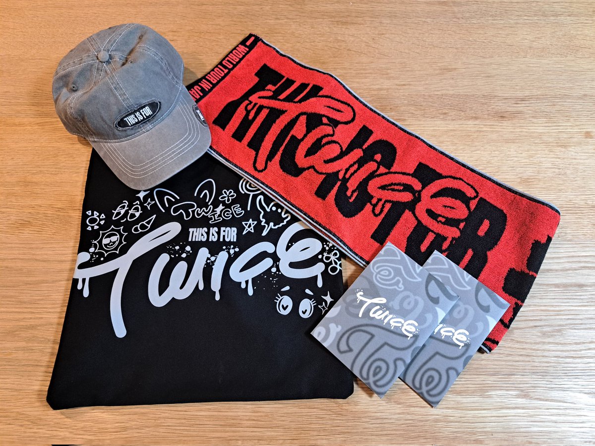 お父さんの会社の人がtwiceのライブグッズたくさん買ってきてくれた😍
めっちゃうれしい！
私もいつかライブ行きたいな✨