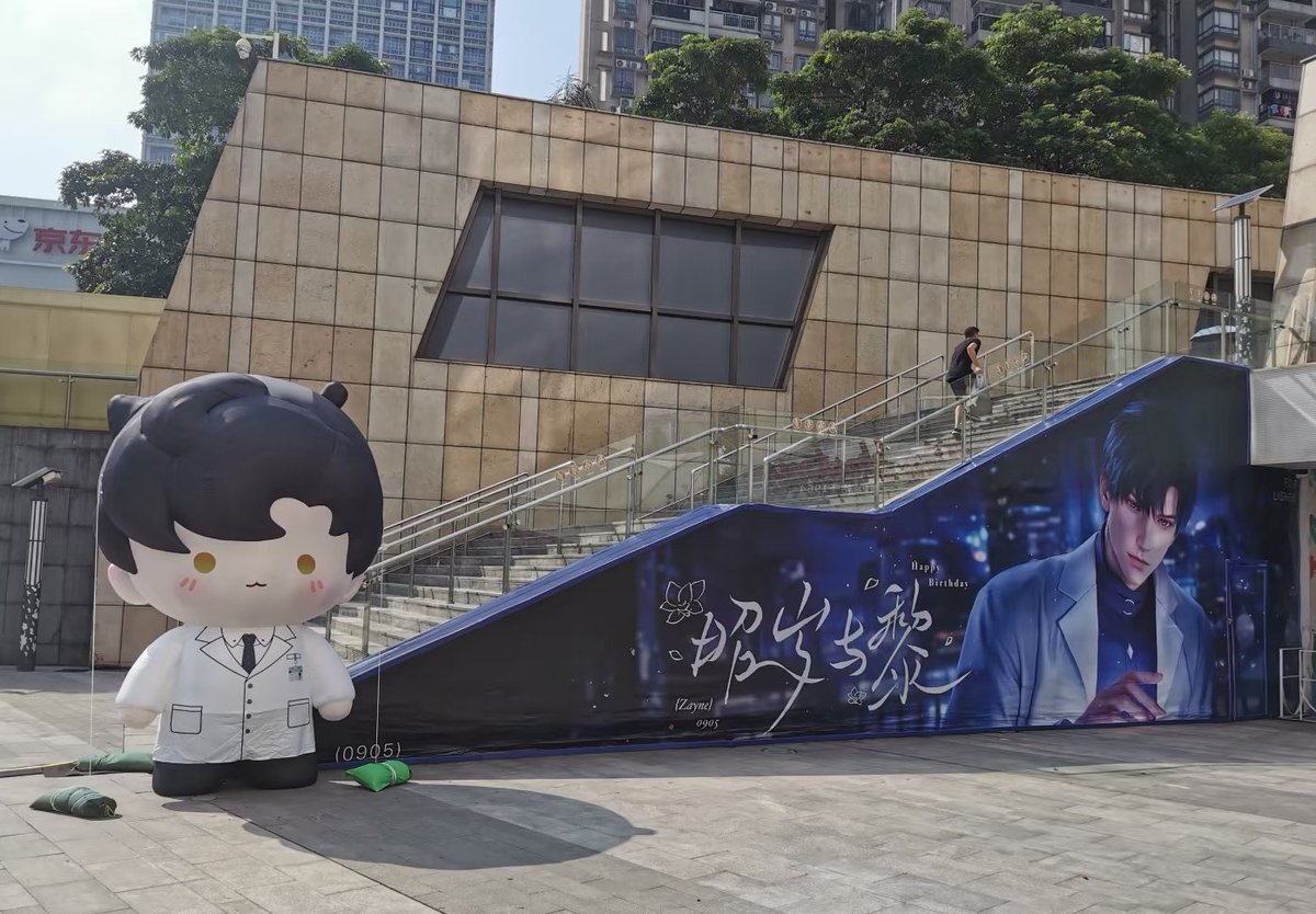 ninrhea's tweet image. He&apos;s everywhere