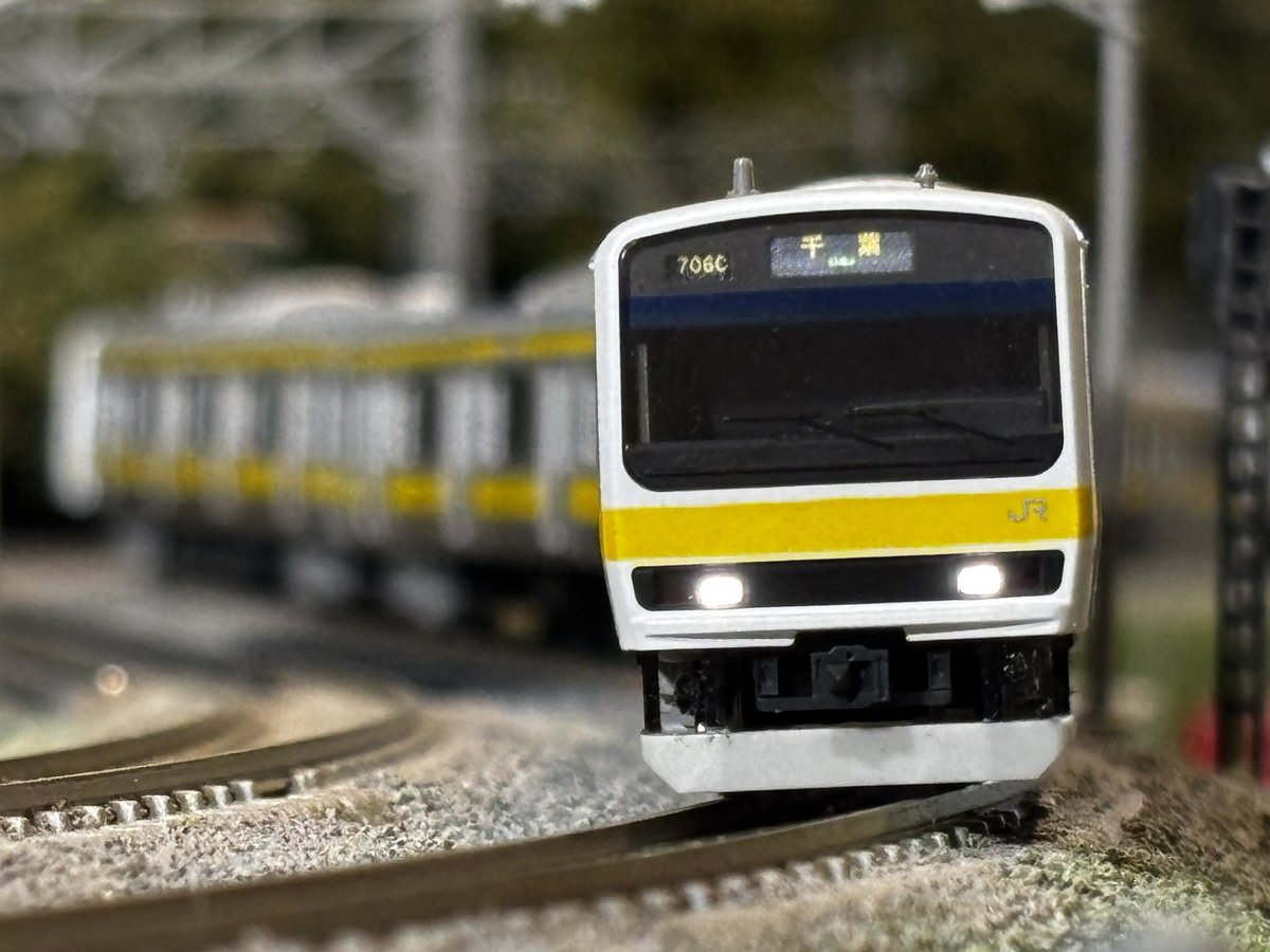 1D5Iw2gcSfdmg4z's tweet image. TOMIX製209系500番台登場時仕様。完成です。ジャンクで入手した初回ロット（92297）をベースにライトユニットの現行化、銀の塗り分け、台車グレー化を施工。近年の製品と並べても遜色ない仕様になりました