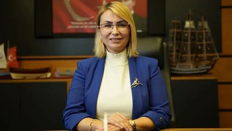 "CHP aslında AK Parti'ye yönelik yaptıkları her eleştiriyi kendileri yapıyor. AK Partili belediyeler şöyle yiyor, böyle yapıyor diye halka lanse ettikleri her şeyi aslında kendileri yapmak istiyorlarmış. Ben bu durumu bizzat yaşayarak gördüm."

"CHP kadın belediye başkanlarımız