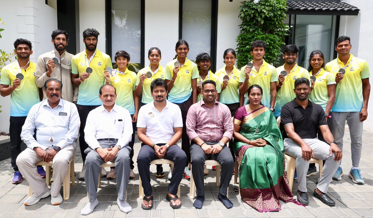 Udhaystalin's tweet photo. சென்னையில் அண்மையில் நடைபெற்ற 64th National Inter State Athletics Championship-இல் 11 தங்கம், 9 வெள்ளி மற்றும் 11 வெண்கல பதக்கங்களோடு ஒட்டுமொத்த சாம்பியன்ஷிப் பட்டத்தை வென்று நம் தமிழ்நாட்டு அணியினர் சாதனை படைத்துள்ளனர். 

இச்சிறப்புக்குரியப் போட்டியில் பதக்கங்களைக் குவித்து தமிழ்நாட்டுக்குப் பெருமைத் தேடித்தந்துள்ள நம் வீரர் - வீராங்கனையரை வாழ்த்தி மகிழ்ந்தோம். @SportsTN_ @Atulyamisraias #JMeghanathaReddyIAS