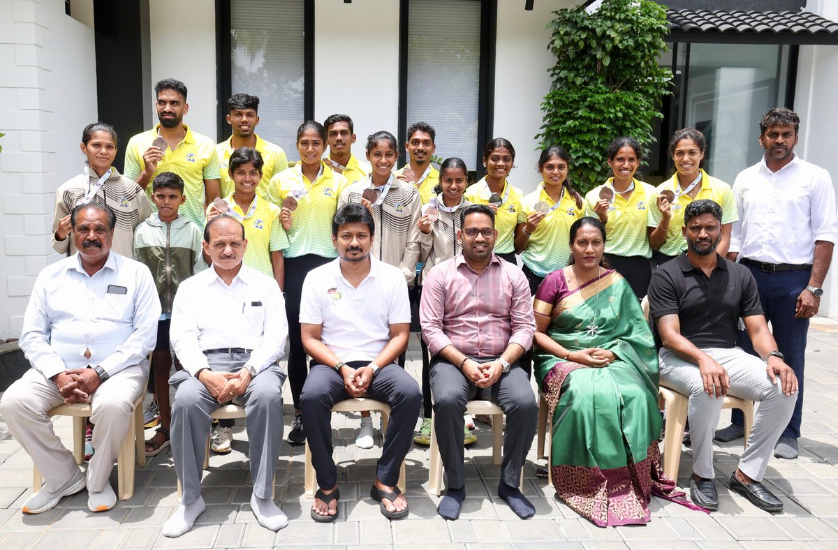 Udhaystalin's tweet photo. சென்னையில் அண்மையில் நடைபெற்ற 64th National Inter State Athletics Championship-இல் 11 தங்கம், 9 வெள்ளி மற்றும் 11 வெண்கல பதக்கங்களோடு ஒட்டுமொத்த சாம்பியன்ஷிப் பட்டத்தை வென்று நம் தமிழ்நாட்டு அணியினர் சாதனை படைத்துள்ளனர். 

இச்சிறப்புக்குரியப் போட்டியில் பதக்கங்களைக் குவித்து தமிழ்நாட்டுக்குப் பெருமைத் தேடித்தந்துள்ள நம் வீரர் - வீராங்கனையரை வாழ்த்தி மகிழ்ந்தோம். @SportsTN_ @Atulyamisraias #JMeghanathaReddyIAS