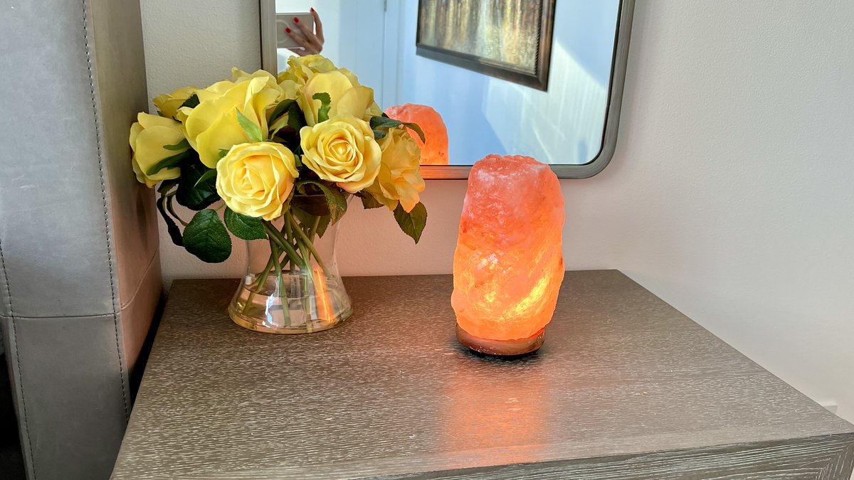 BubblyMoments's tweet image. ✨ Cozy glow, timeless charm 🌙
The Himalayan Glow Crystal Salt Lamp makes the perfect home décor piece—or gift idea 🎁

🛍️ amzlink.to/az0f9p2psK8bZ

#AmazonHome #SaltLamp #CozyVibes