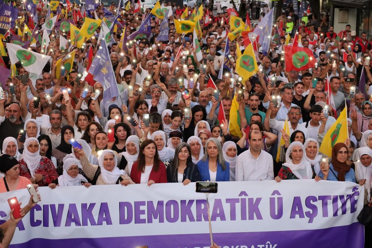 1 Eylül'de "Demokratik Toplum İçin Barışa Ses Ver" çağrısı yükselecek.

Örgütlemeden Sorumlu Eş Genel Başkan Yardımcımız Narin Gezgör, 1 Eylül Dünya Barış Günü programlarına dair Bianet’e konuştu.
dbp.org.tr/guncel/haberle…