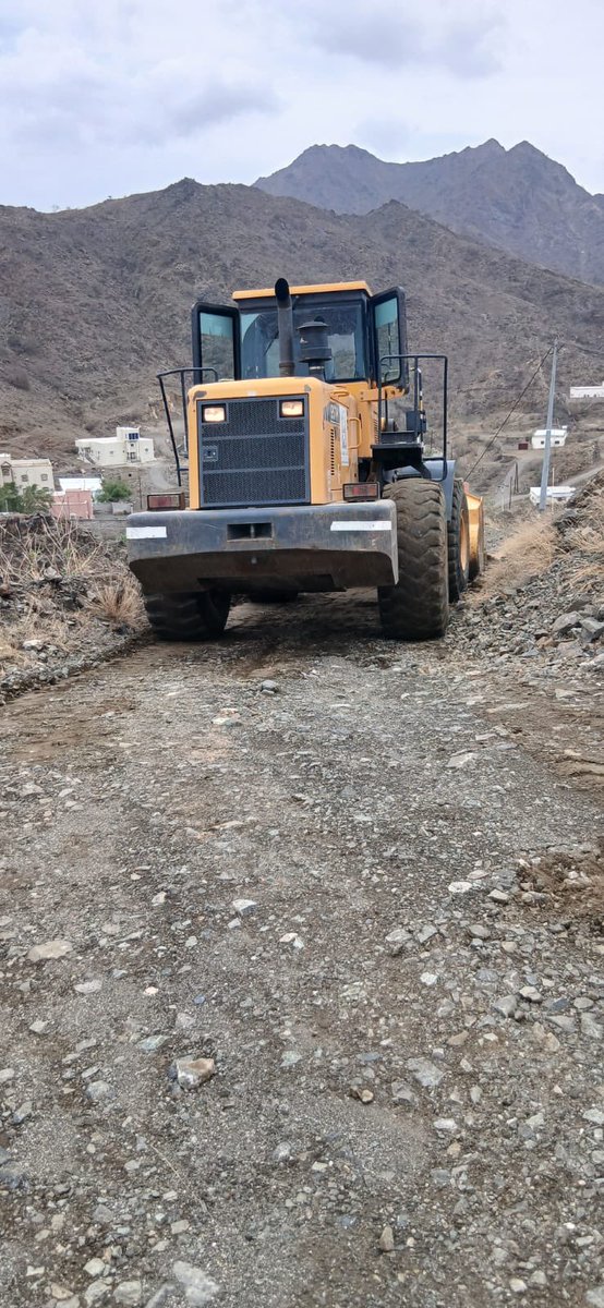 تواصل فرق الطوارئ
 لـ #بلدية_محافظة_غامد_الزناد اعمالها في فتح الطرق ورفع مخلفات الأمطار 
#أمانة_منطقة_الباحة