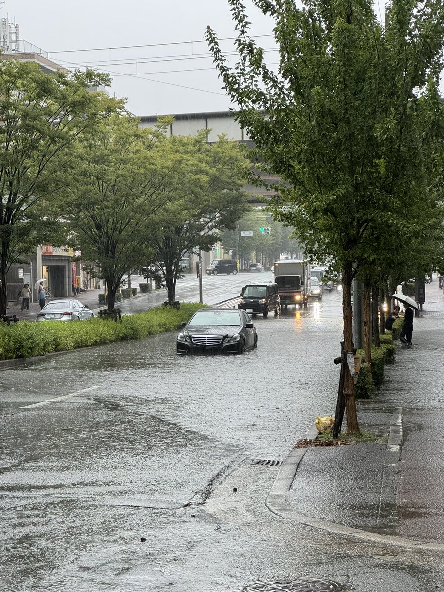 円町の西大路が冠水して、車が動かなくなってる
