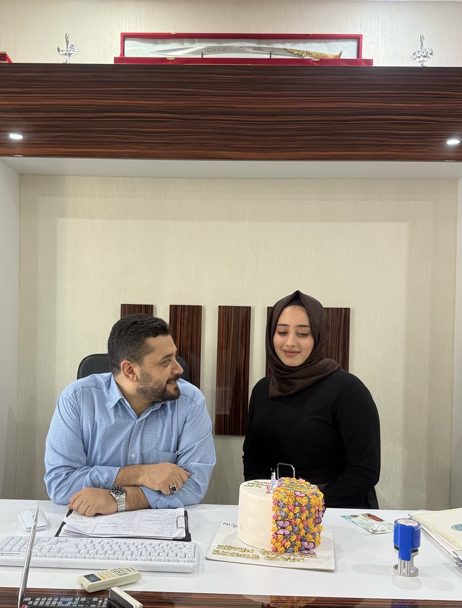 Yaşımdan yorgun, yaşımdan telaşlıyım bugünlerde!
Kaç yaşındayım sahi saymadım, bilmiyorum!
Belki kırklarımdayım belki otuzlarımda!
Belki de doksan sene yuvarlandım bu dünyanın sırtında!
Hiç bilmiyorum!
~ Adil Erdem Bayazıt