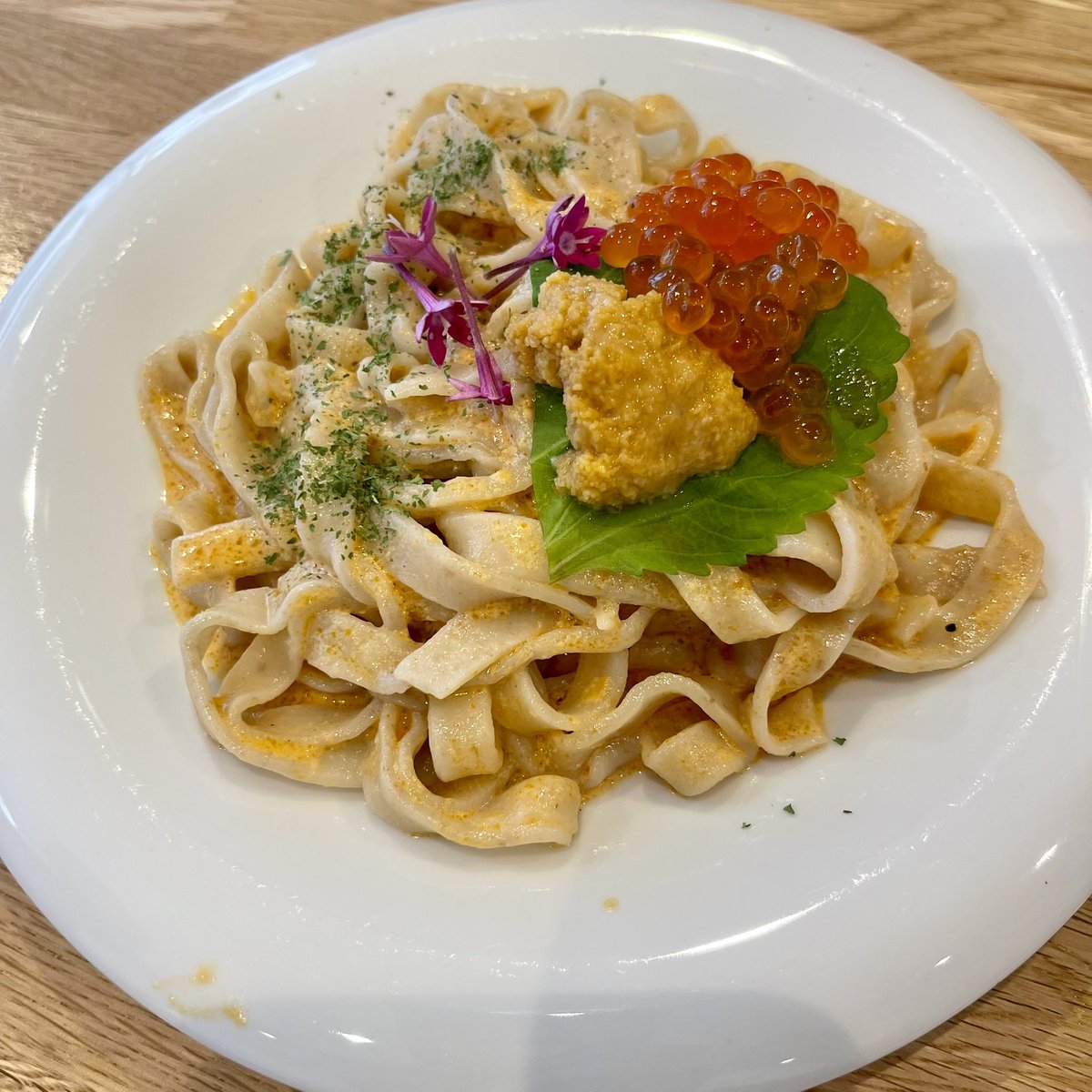 tomohiro3210's tweet image. 「BeeHive」
「雲丹のクリーミー特製混ぜそば
良質の雲丹をたっぷりと使用した混ぜそば
寿司で食べるより美味しい
いくらの塩味がアクセントになって
さらに食欲を促す
究極級
#BeeHive #旗の台 #ラーメン
#雲丹のクリーミー特製混ぜそば