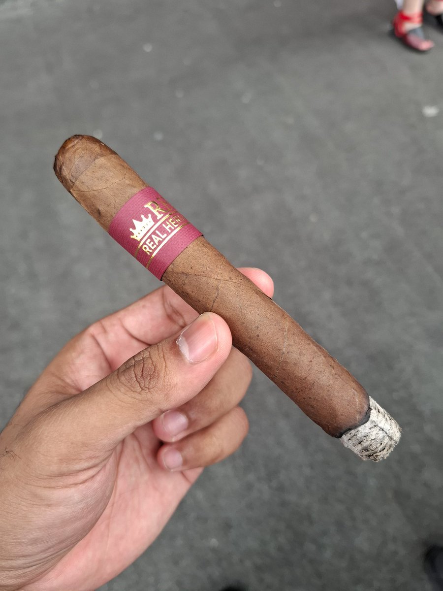 Blaze up for the 4th Anniversary of @roadmanmalaya 

Cigar: Real Hermanos Burgundy (Nicaragua| Handmade)
Size: Toro
#cigar #nicaraguancigar #realhermanoscigars