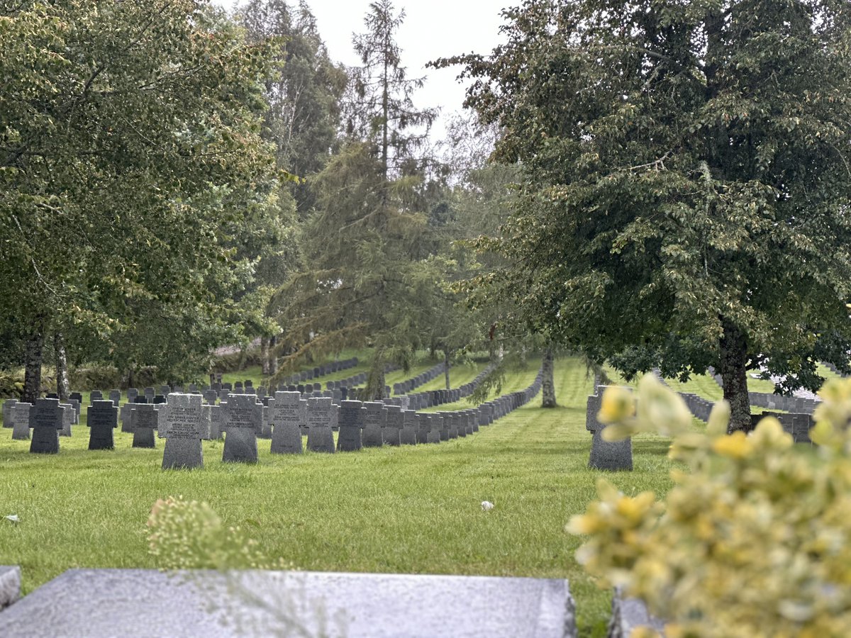 Ça y est.
Pour la première fois, une plaque mémorielle a été apposée dans un cimetière militaire allemand qui rend hommage aux incorporés de force alsaciens et mosellans. En ce 25 août 2025, date anniversaire du décret Wagner, à Saldus, en Lettonie, une nouvelle page de