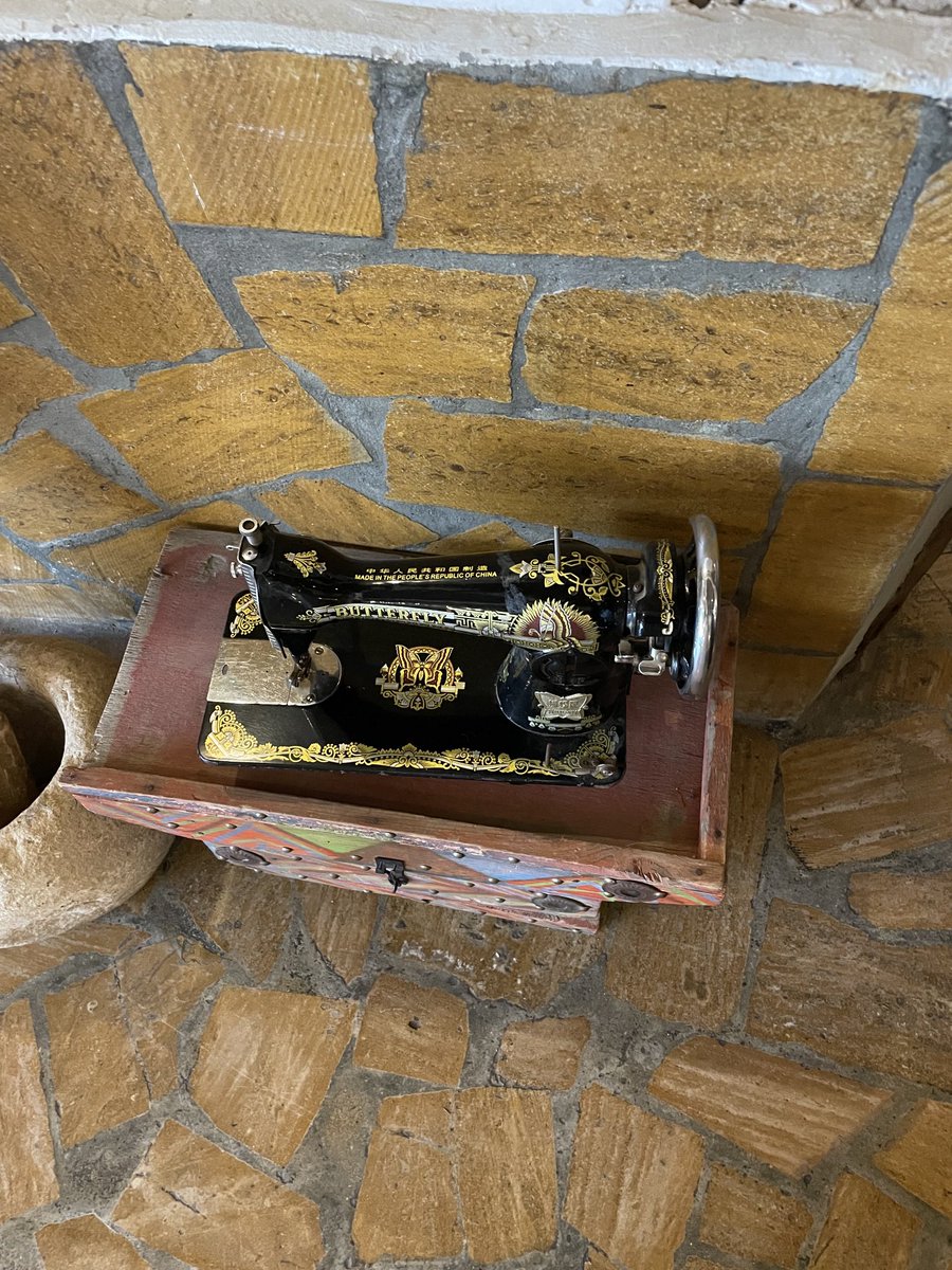 مداوي علي المازني (@almaznimedawi) on Twitter photo مكائن خياطة إحداهما قديمة جداً 
  والأخرى بعدها وتليها في القدم 
   رحم الله أيادٍ خاطت بها . مكائن خياطة إحداهما قديمة جداً 
  والأخرى بعدها وتليها في القدم 
   رحم الله أيادٍ خاطت بها .