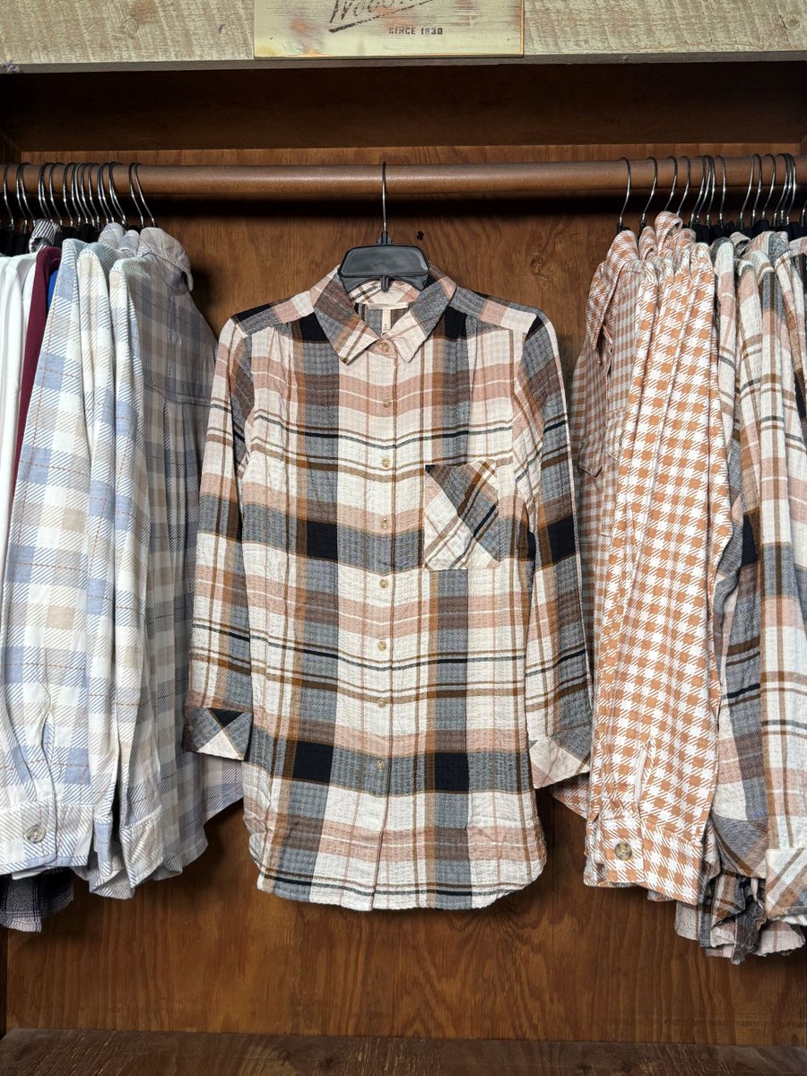 LabelShopper's tweet image. Leaves are starting to change and so should your layers. Grab your plaid flannel essentials at Label Shopper today.

#labelshopper #flannel #plaid #essentials