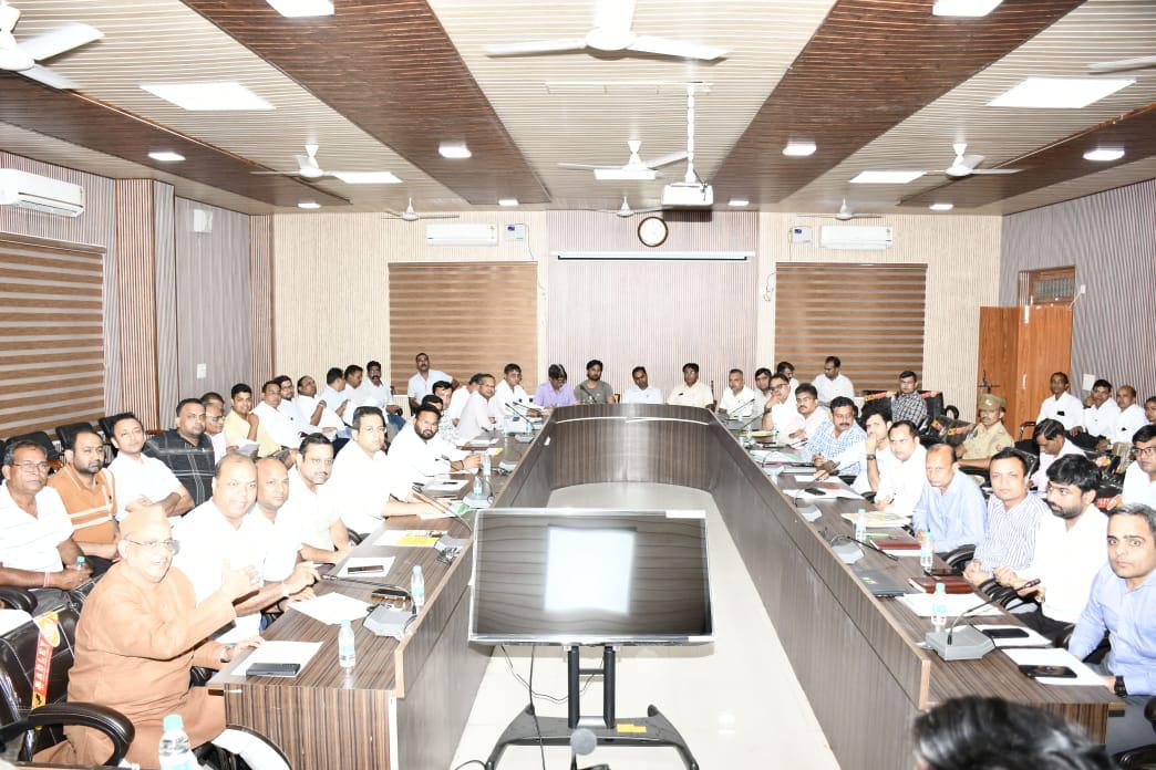 जिला उद्योग/जिला व्यापार बन्धु की आयोजित बैठक में एजेंडा बिंदु के अनुसार समीक्षा कर जो भी समस्याएं बताई गई उनका नियमानुसार निस्तारण हेतु संबंधित विभागीय अधिकारियों को निर्देशित किया।