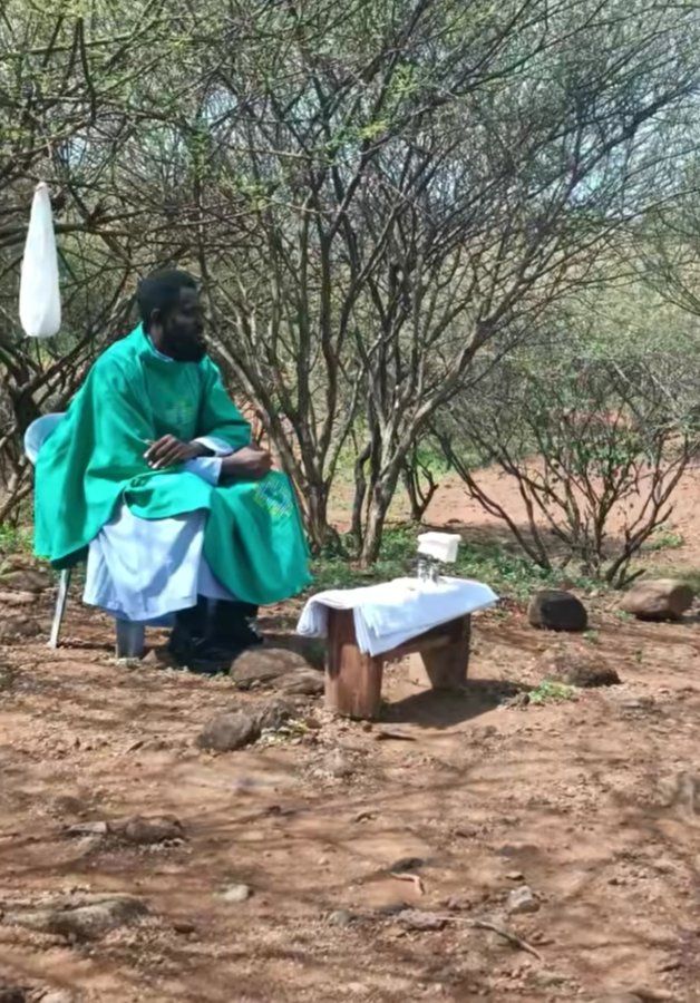 🙏 Oremos por los sacerdotes como el Padre Calixto de África, que sirven a Dios en condiciones muy difíciles.