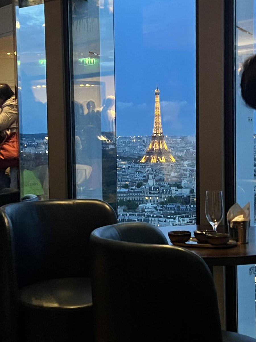 Alice198906152's tweet image. Dining with a view of the Eiffel Tower—Paris at its most magical. #ParisDining #EiffelTowerView #CityOfLights #RomanticDinner #TravelGoals