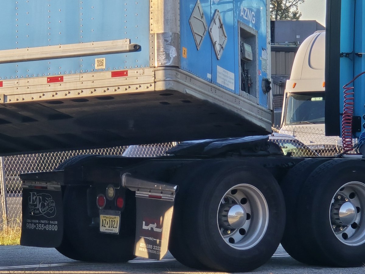 Bonehead Truckers (@ke5wdp) on Twitter photo Amazon only gets the most professional truck drivers to pull their trailers… Amazon only gets the most professional truck drivers to pull their trailers…