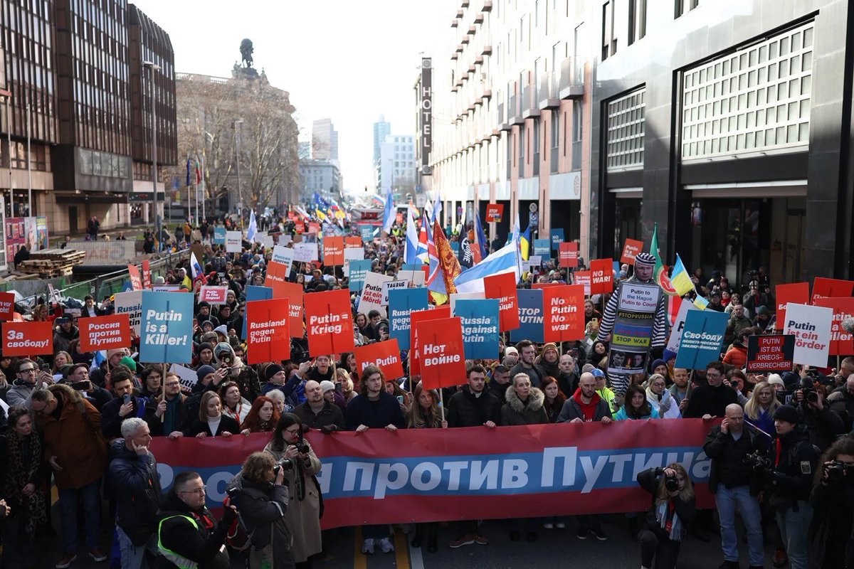 They say that s̶o̶m̶e̶ ̶o̶l̶d̶ ̶w̶o̶m̶a̶n̶ ̶o̶n̶ ̶a̶ ̶b̶e̶n̶c̶h̶ deputy Piskarev announced that a new criminal case has been opened against me, Ilya Yashin, and Vladimir Kara-Murza.
In Putin’s Russia, politically motivated criminal cases are stamped out nonstop, so there’s