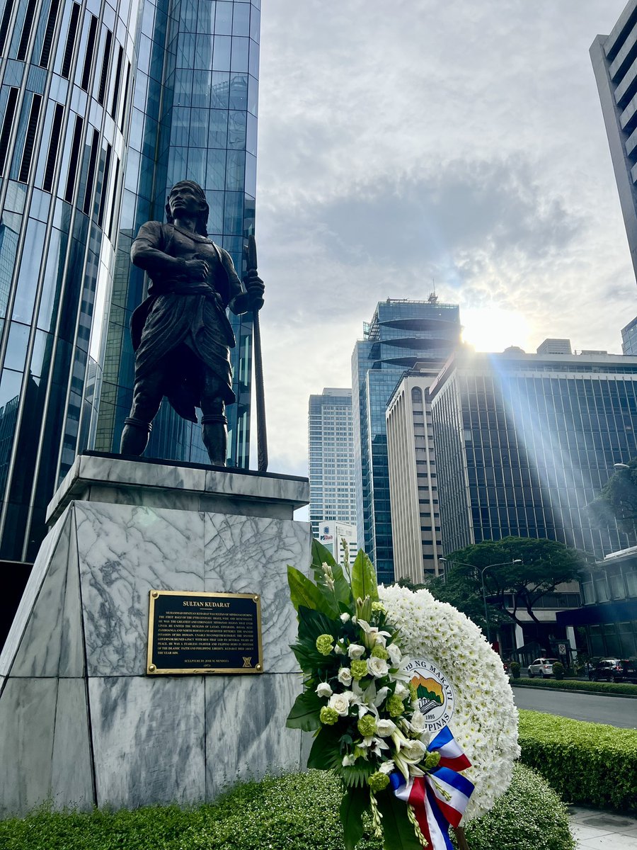 Always appreciate this statue honoring Sultan Kudarat right in the middle of Makati. Happy National Heroes day!

(Also, it's awesome that a hero known for repelling Spanish invaders is immortalized at the very head of the Ayala Triangle. Little bit ironic/tongue in cheek? 😂)