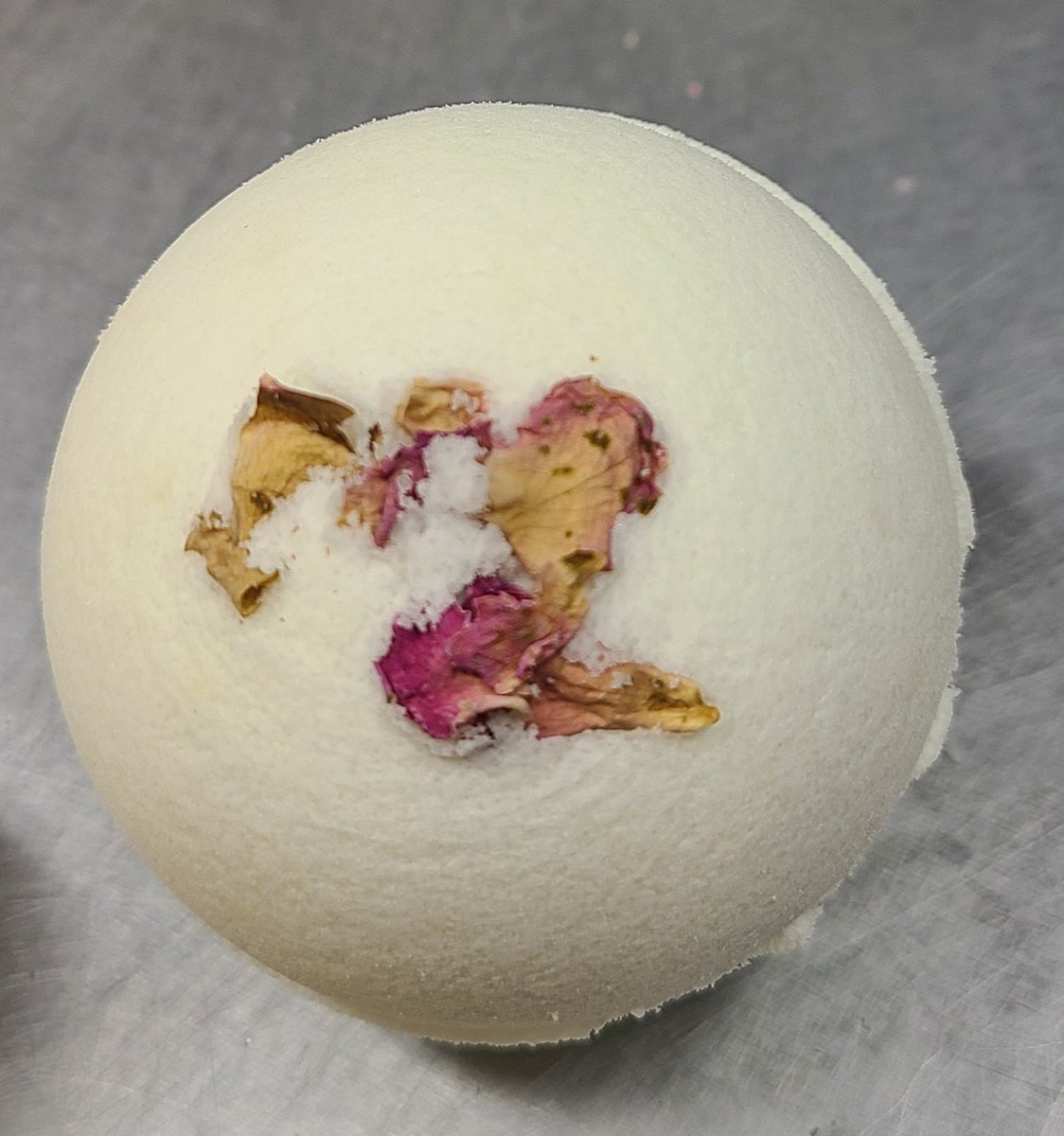 deltamoonsoap's tweet photo. Rose bathbomb with cocoa butter! #cocoaButter #hydration #kaolinClay #SweetAlmondOil #goatMilk #UniqueGift #bathFun #relaxing #FindYourCalm https://t.co/p3tseTbCzW