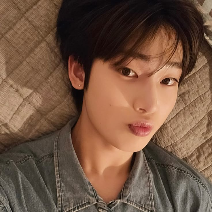 d7vwn_'s tweet photo. regalo de trenta🔞

Matagal nang may crush si Sunoo kay Cheol, kuya ng kanyang kaibigan. Nang maimbitahan siya sa kaarawan nito, nag-isip siya kung anong regalong ibibigay—isang bagay ang magpapaalala kay Cheol sa kanya. Sa huli, dapat ba siyang manghinayang o masiyahan na lang? https://t.co/lFfbUCsPK3