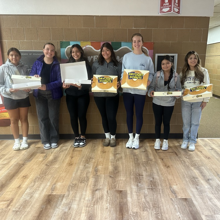 USD507's tweet photo. Donuts are a great way to start the day on a rainy Monday! Thank you SHS cheerleaders! https://t.co/aRaTvwTrK8