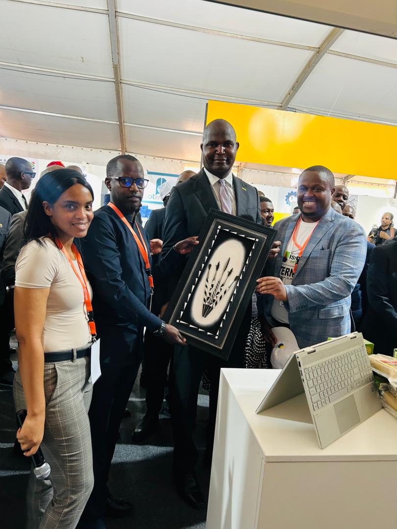 CEO wa Algorithm Inc Ltd (Ishyiga Software) KIMENYI Aimable, aho ari muruzinduko rwakazi i Maputo Mozambique 
Yasobanuriye Perezida wa Mozambique ibyiza System  yacu ya E-VAT yamarira igihugu cye, abyakirana ubwuzu n'urugwiro.🇷🇼🇲🇿
#ishyigasoftware
 #Algorithm inc.