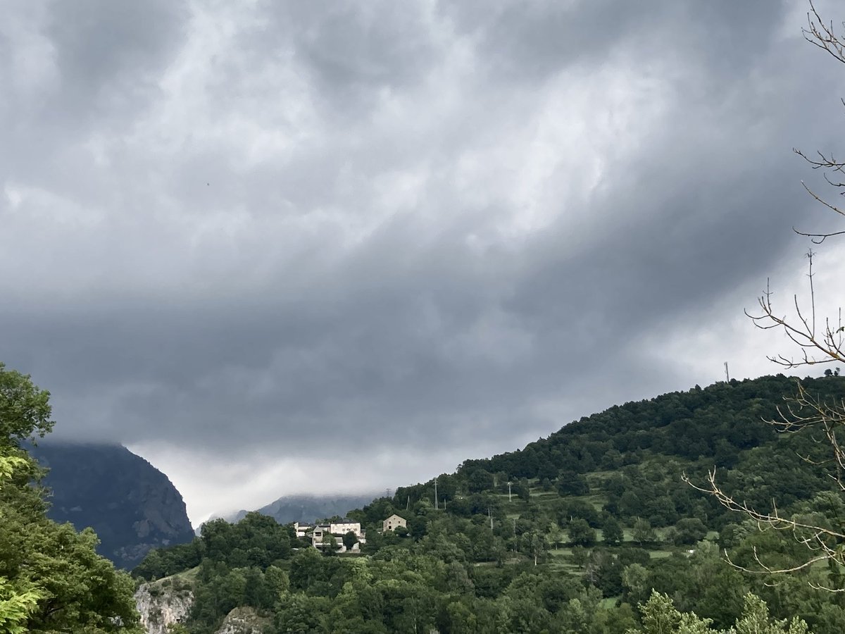 Negror sobre Queralbs, Fustanya…  @eltempsTV3 <a href="/MeteoRibes/">MeteoRibes</a> <a href="/vallderibes/">Vall de Ribes</a> <a href="/MeteoPiri/">MeteoPirineus</a> <a href="/alcantara_alb/">Alberto Alcántara</a> <a href="/SergiLoras/">Sergi Loras Gironès</a> <a href="/P4Estacions/">Projecte 4 Estacions</a> #meteo #queralbs