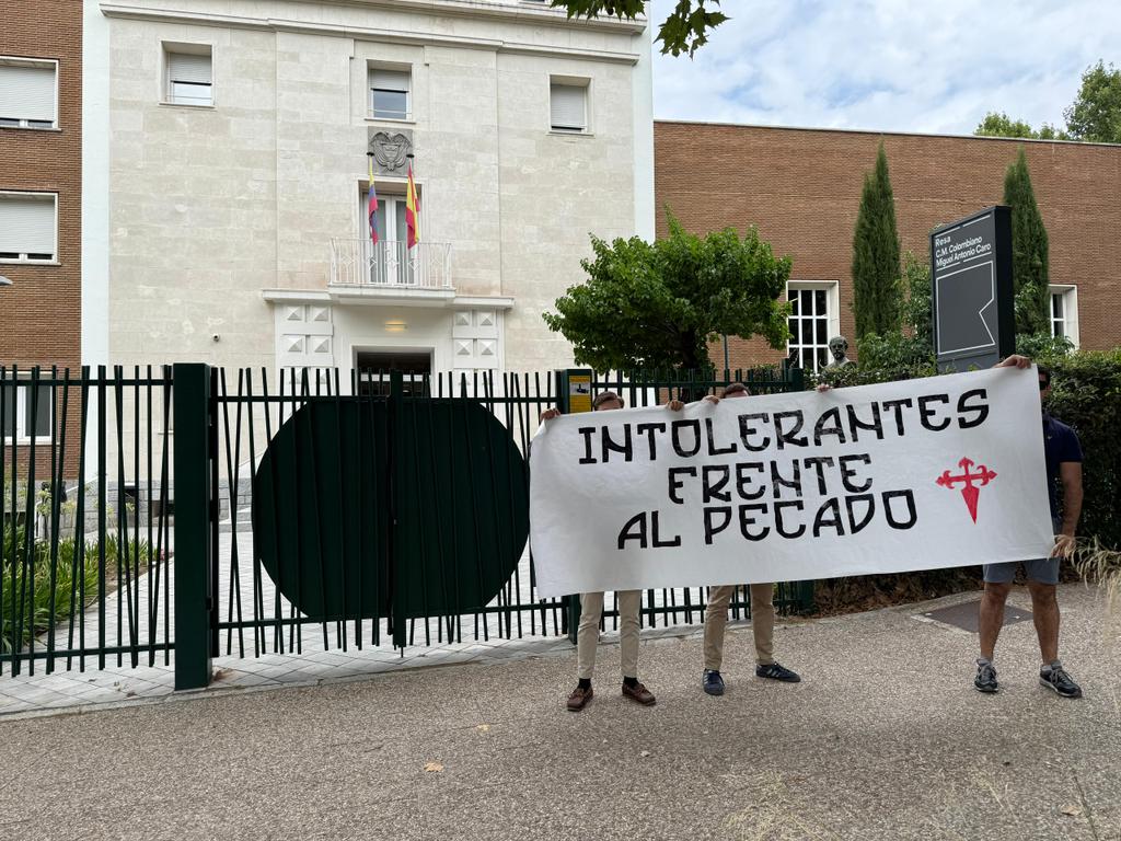 ORATE_'s tweet photo. INTOLERANTES FRENTE AL PECADO

Contra los obispos prostituidos por contentar al mundo y vendidos por treinta monedas. https://t.co/SJvAUSd3kl