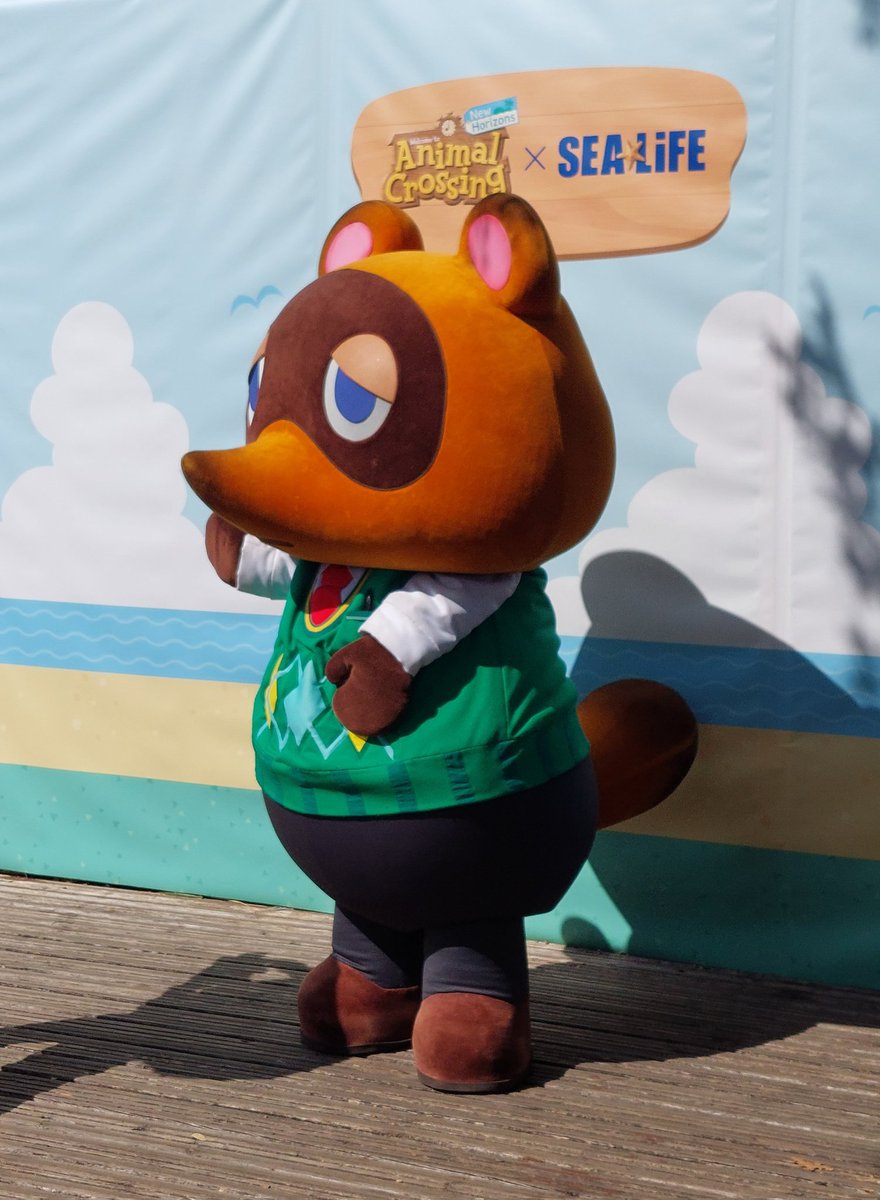 Meeting Isabelle and Tom Nook at the Sea Life Crossover 😭💕. This was the one in Chessington.