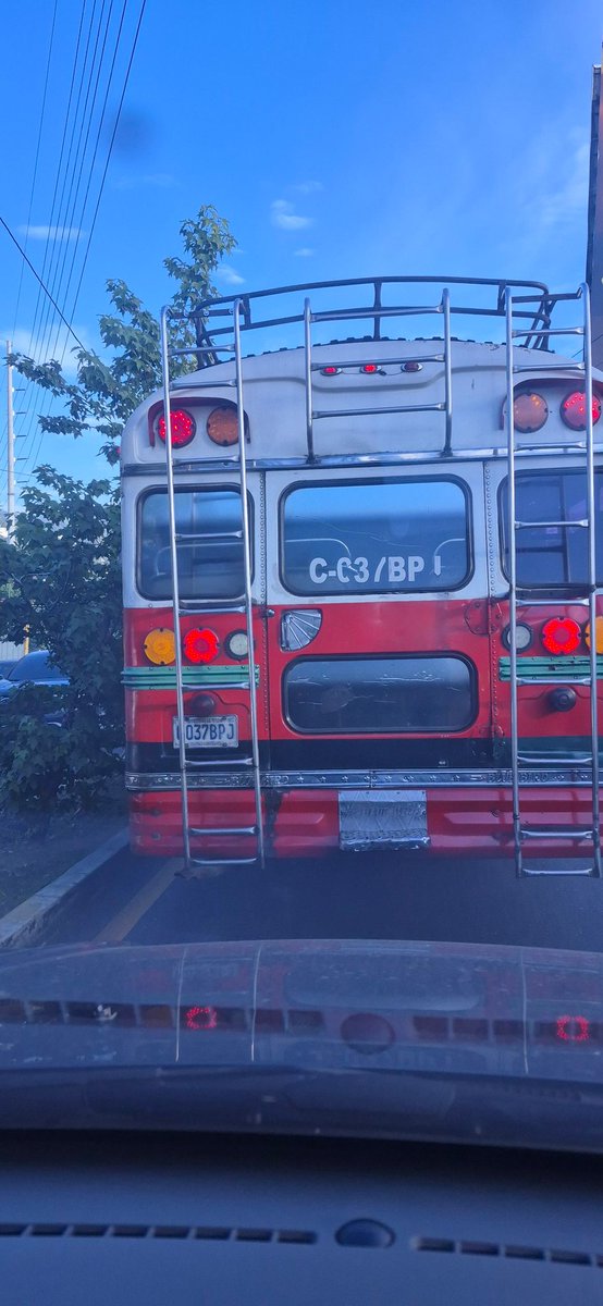 CastrocTeddy's tweet photo. Señores @transitopnc @muniguate @munimixco @MPguatemala quiero hacer una denuncia pública hoy 25 de agosto de 2025, este piloto atentó con su unidad invadiendo mi carril sin luces valiéndole mi seguridad y la de mi familia, no es justo que animales anden manejando buses https://t.co/CxpWgwe8gh