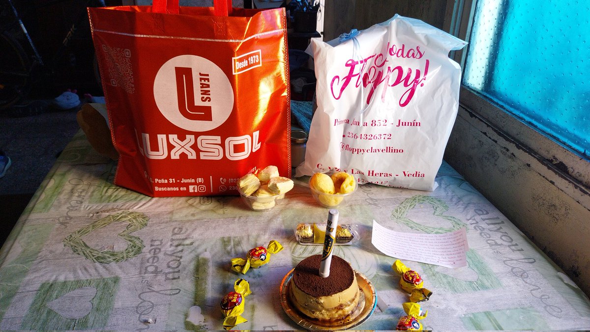eri_carbry's tweet photo. En su día traté de hacerlo sentir especial🥹Verlo feliz es lo que más me gusta❤️❤️❤️ https://t.co/yXbKHwe3LO