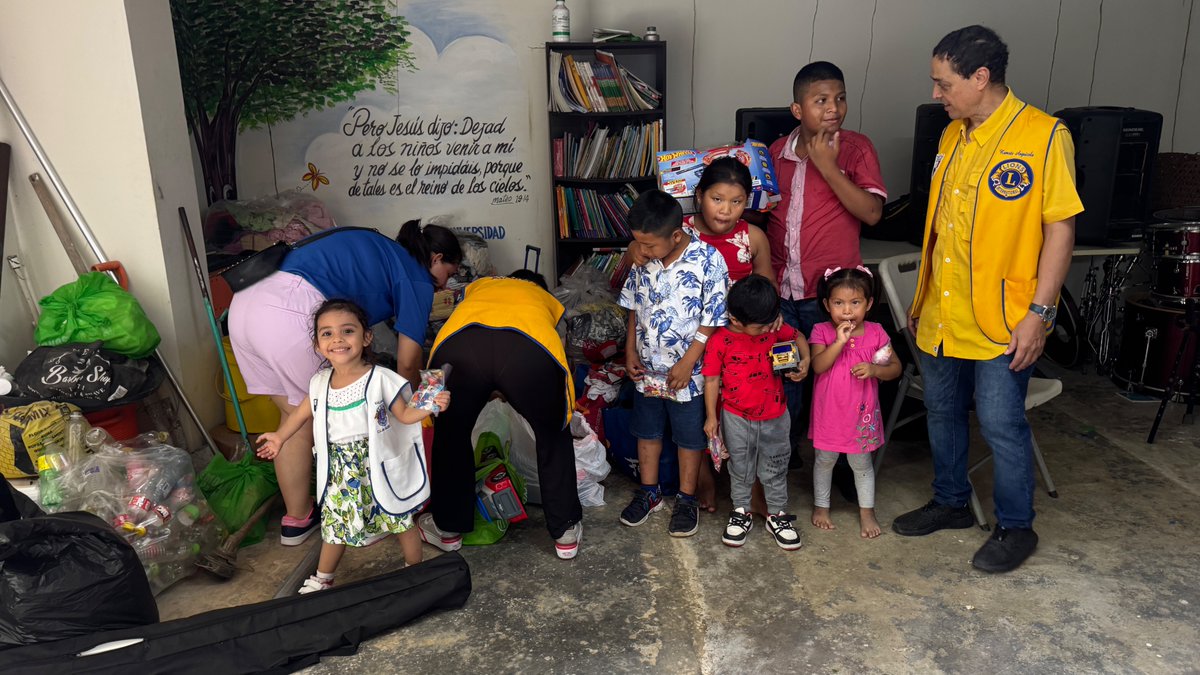 Atendiendo las causas globales: Ambiente, Mitigar el Hambre y Juventud. Realizamos el eco-Cine de agosto en el Comedor Infantil Marilyn González del ValledeSan Fsco.  Liderados por nuestro Club de Cachorros y amistades invitadas.  La "entrada" son botellas reciclables!.
#WeServe