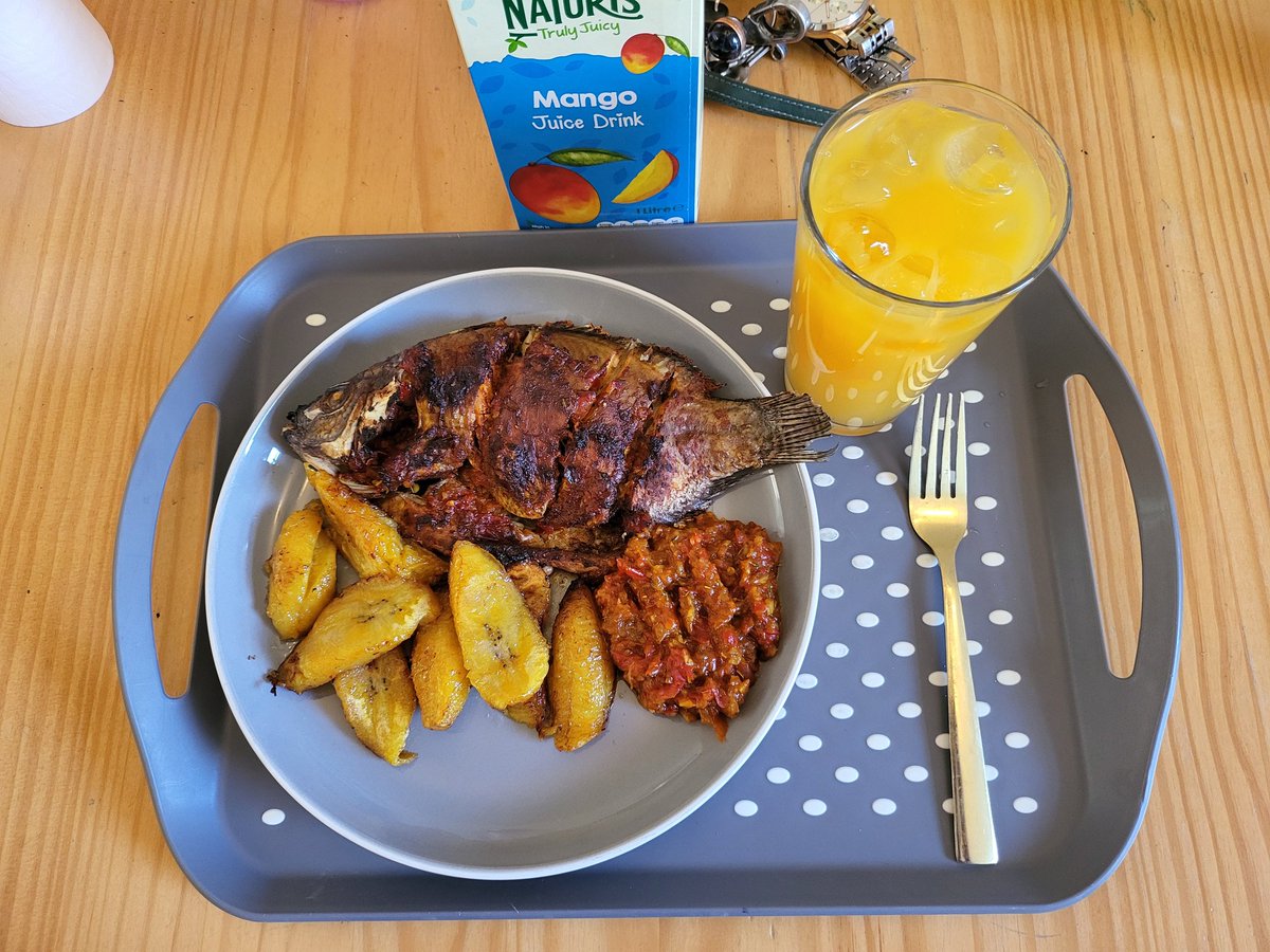 I can crave a thing and eat it just because I'm àgbà chef.
My grilled tilapia fish is ready and I used an air frier to grill the fish.

It is a perfect lunch for a bank holiday afternoon.

Bon appetite.