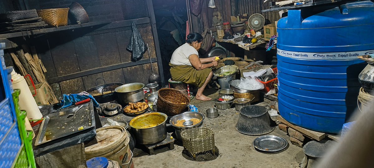 liftyouverymuch's tweet image. During work;chai-sutta to keep me going thru the day. Post work; pick up local munchies for a quick dinner.

#Weekday #WorkFromHome
#Manipur #Imphal