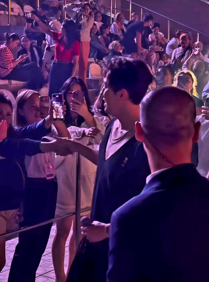 <a href="/Helendear007/">Елена</a> Ogni concerto è unico anche con la stessa scaletta di un altro. Non sua mai ciò che avverrà perché le emozioni che vive Dinash sono diverse a ogni esibizione 
DIMASH CONCERT NEW YORK
#StrangerTourAmerica