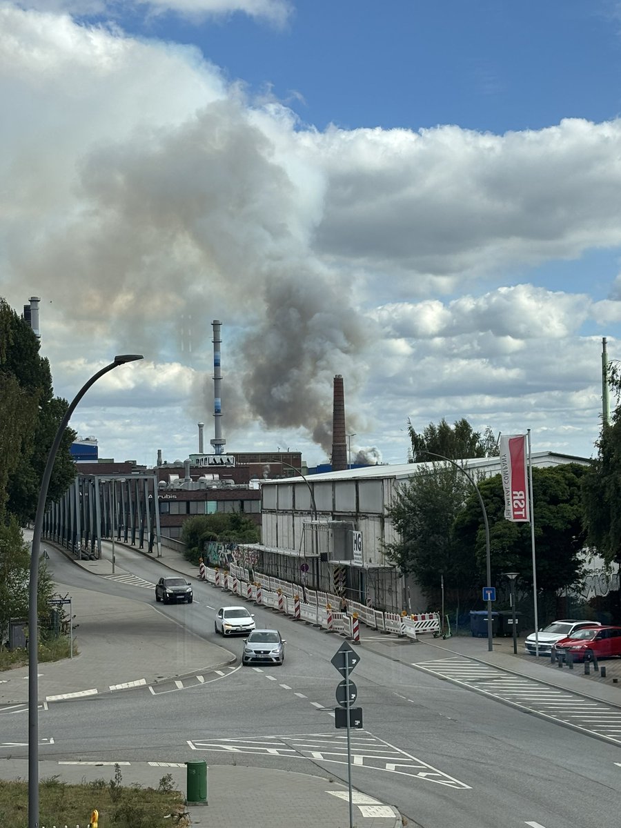 SchlafSchaf_big's tweet photo. Hamburg
 Aurubis
Jetzt gerade 

#hamburg
#aurubis
#unglück https://t.co/vyKqXb2NYh