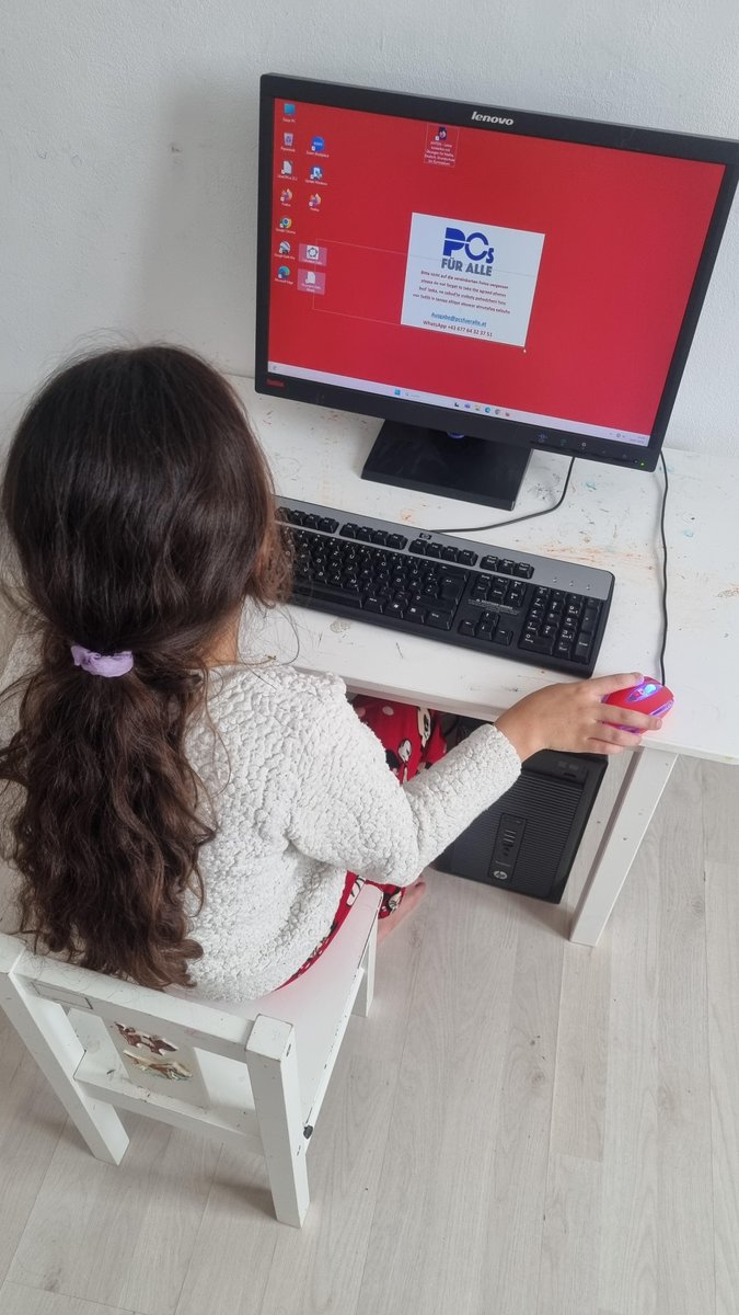 Chancengleichheit beginnt mit der richtigen Ausstattung.
In einer digitalen Welt sollte kein Kind daran scheitern, dass ihm ein Computer fehlt.
Equal opportunities start with the right equipment.
In a digital world, no child should fail because they don't have a computer.